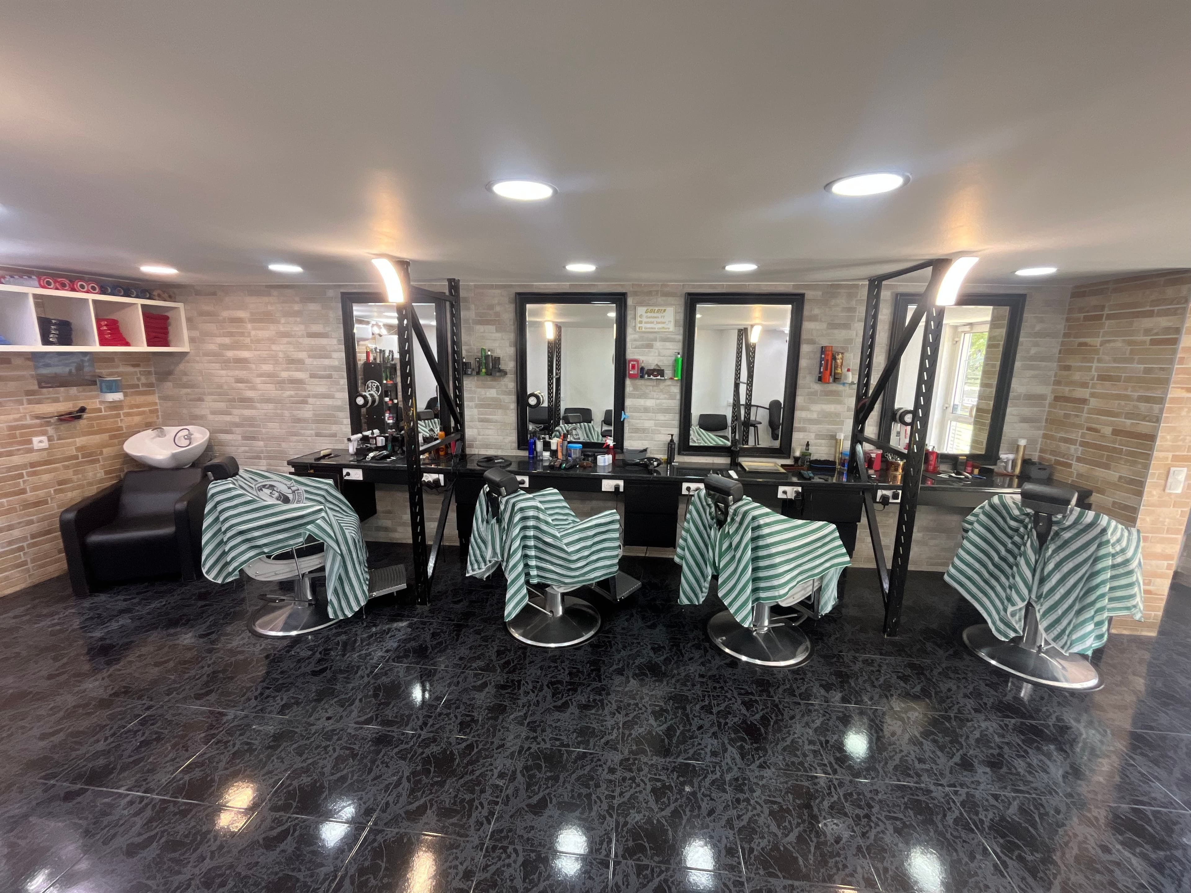 Intérieur Gold Barber — fauteuils barber et miroirs